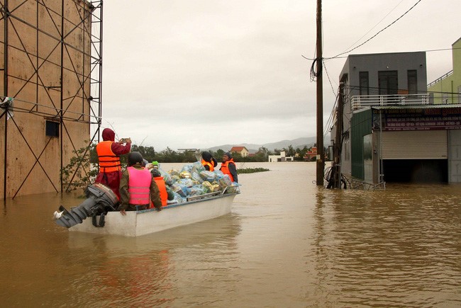 Nhiều quốc gia viện trợ Việt Nam khắc phục hậu quả lũ lụt miền Trung